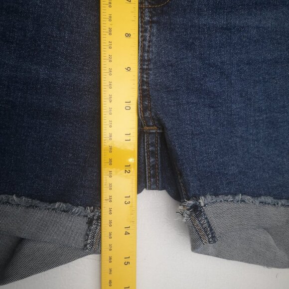 Denizen from Levi's Ladies Size 33 Mid Rise Medium Wash Jean Shorts - Picture 12 of 13